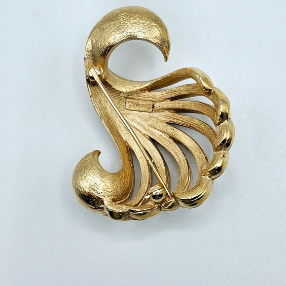 Crown Trifari Brooch Textured Goldtone Feathered Swirl Estate Pin Vintage - Picture 7 of 8